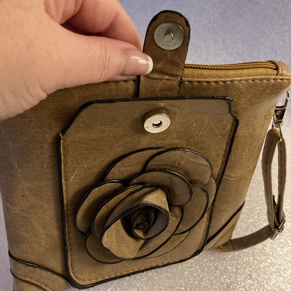 NWOT - Tan Crossbody Zippered Bag Adjustable Strap & Front Floral Design Pocket - Picture 5 of 10